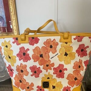 Tote with matching wallet and cosmetic
bag. Great for spring and summer.
